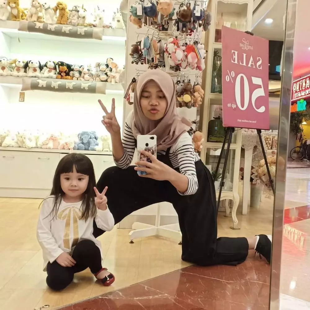 Gempi dan pengasuhnya © 2020 brilio.net Gempi dan pengasuhnya © 2020 brilio.net