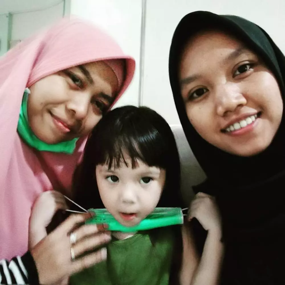 Gempi dan pengasuhnya © 2020 brilio.net Gempi dan pengasuhnya © 2020 brilio.net