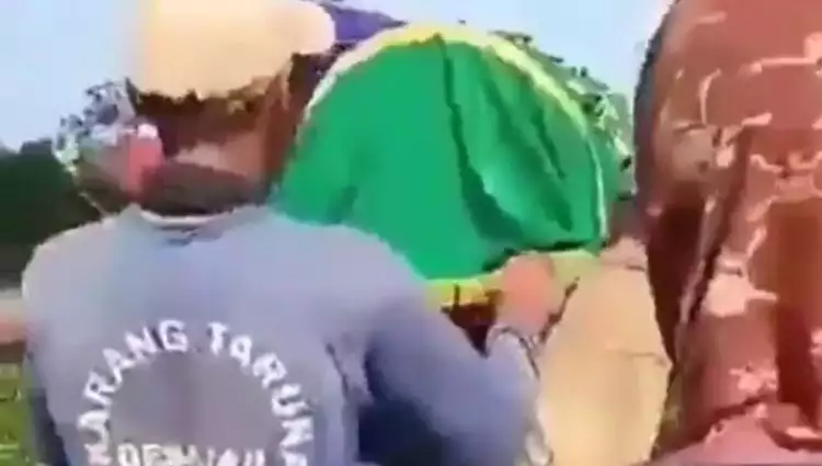 Video viral detik-detik pria menaiki keranda berisi jenazah, duh