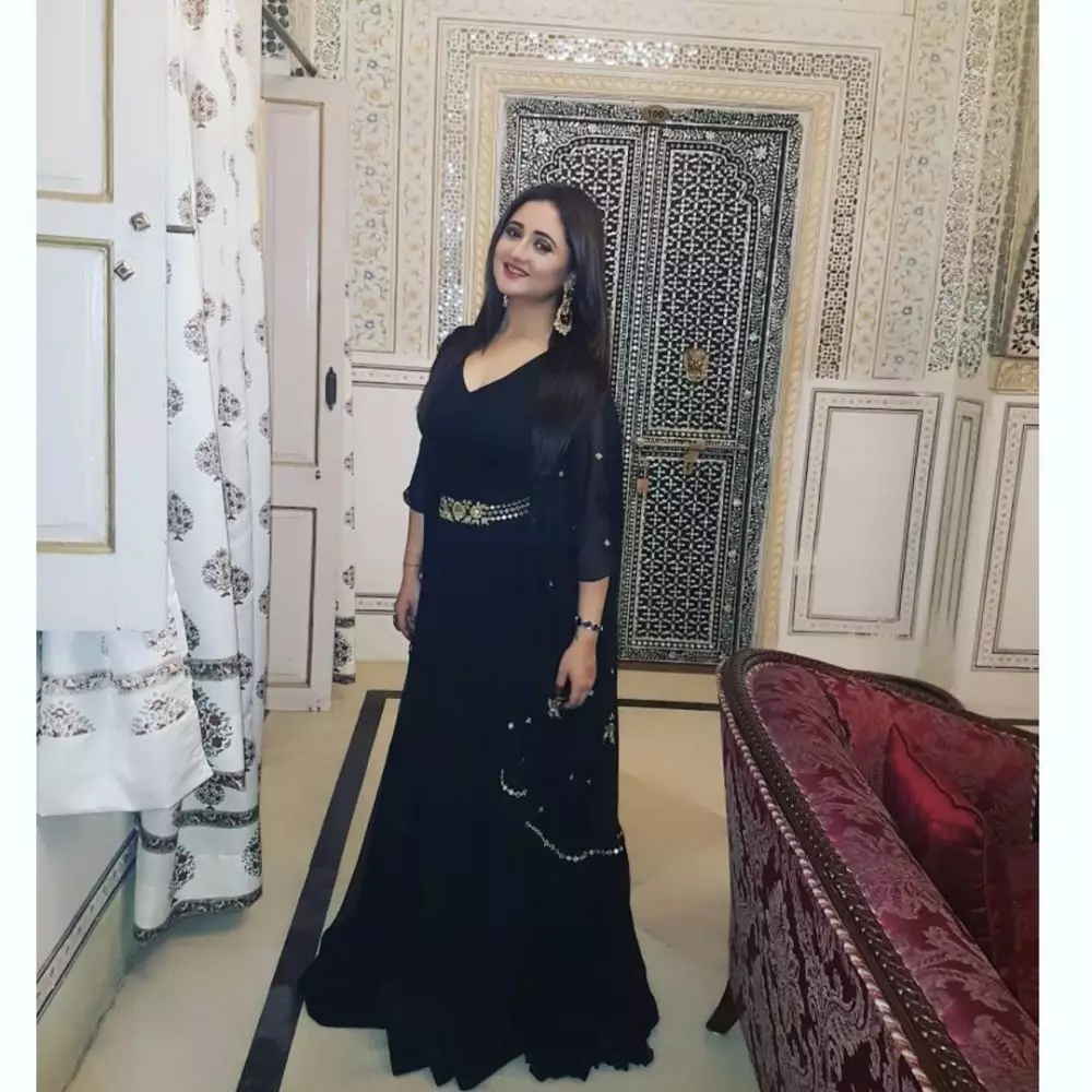 rumah Rashami Desai berbagai sumber