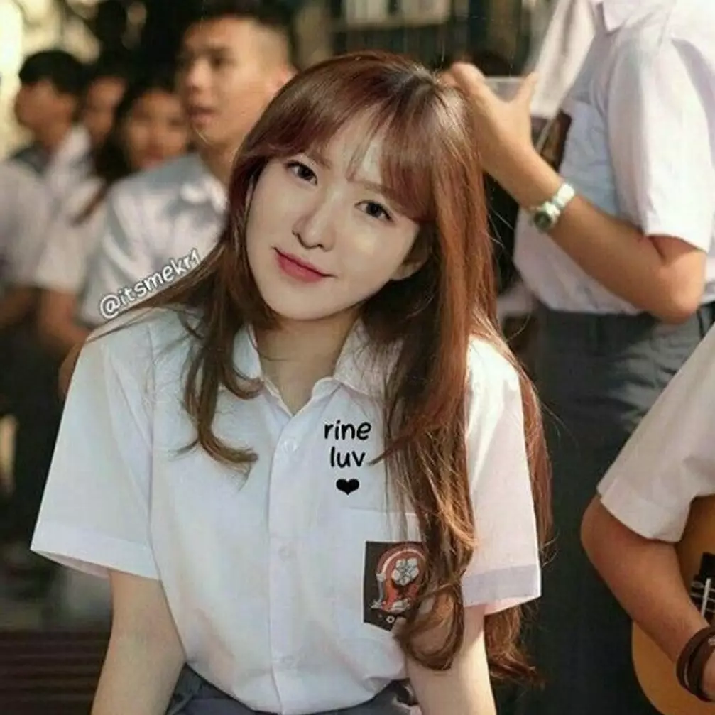 10 Potret editan Idol K-Pop pakai seragam SMA, kocak abis