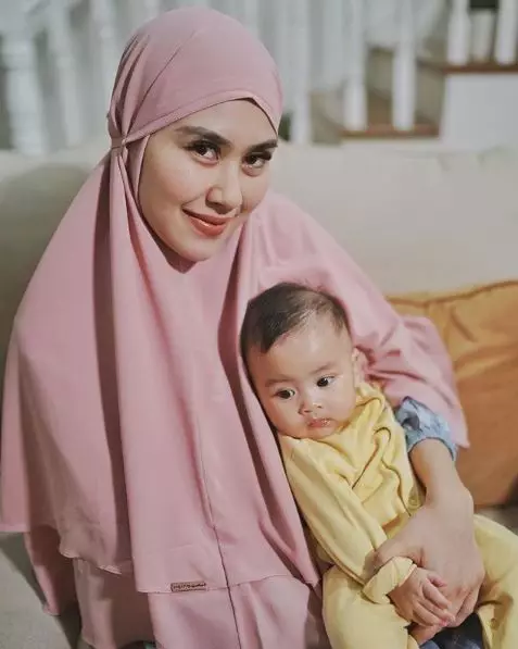 7 Pesona Syahnaz Sadiqah kenakan hijab Instagram