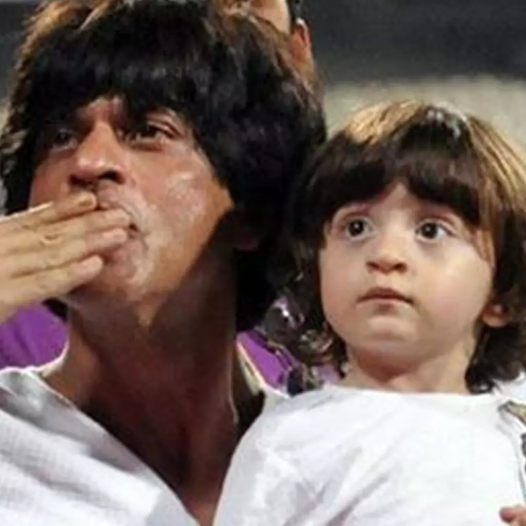 Potret masa kecil 7 seleb Bollywood ini mirip banget dengan anaknya