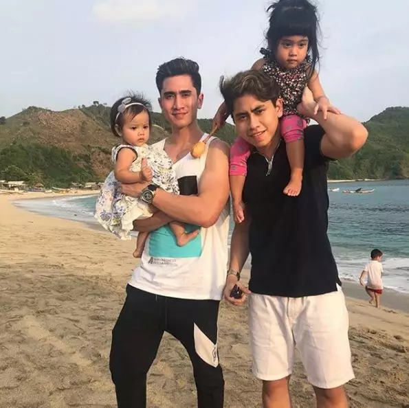 8 Potret Verrell dan Athalla momong sang adik Instagram