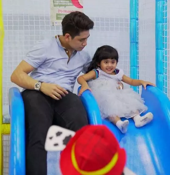 8 Potret Verrell dan Athalla momong sang adik Instagram