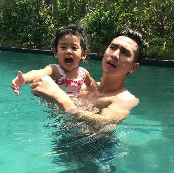 8 Potret Verrell dan Athalla momong sang adik Instagram
