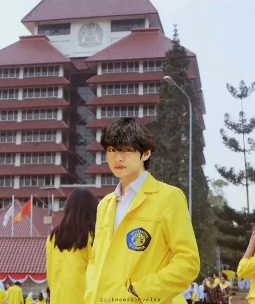 15 Potret andai idol K-Pop jadi anak UI Twitter