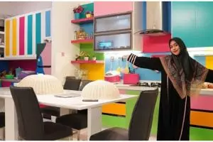 Desain dapur 4 seleb ini full colour, bikin betah masak