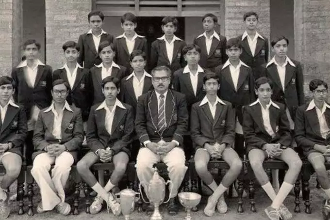 seleb bollywood pakai seragam Berbagai sumber 