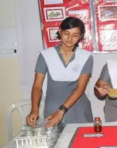 seleb bollywood pakai seragam Berbagai sumber 