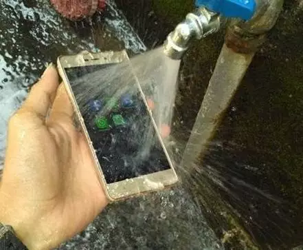 7 Meme cara dinginkan HP paling cepat © 2020 brilio.net