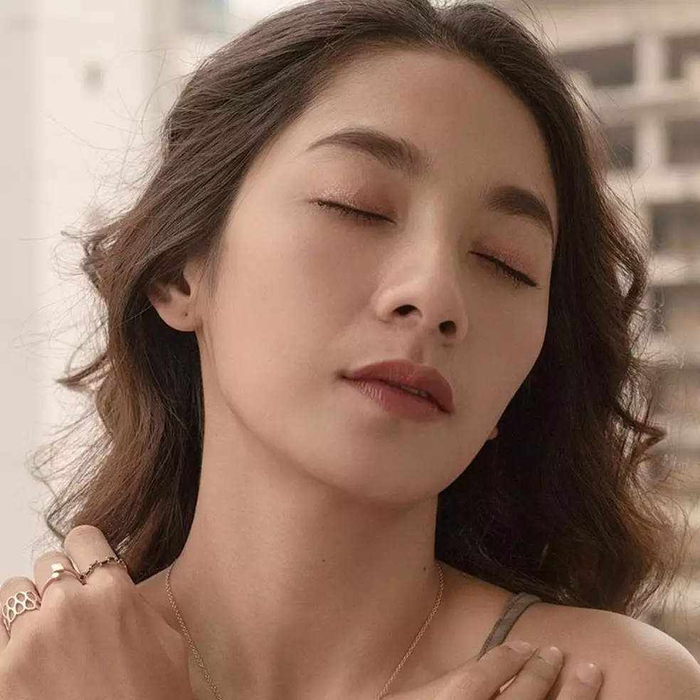 Biasa tampil natural, begini 9 potret Dinda Kirana bermakeup tebal