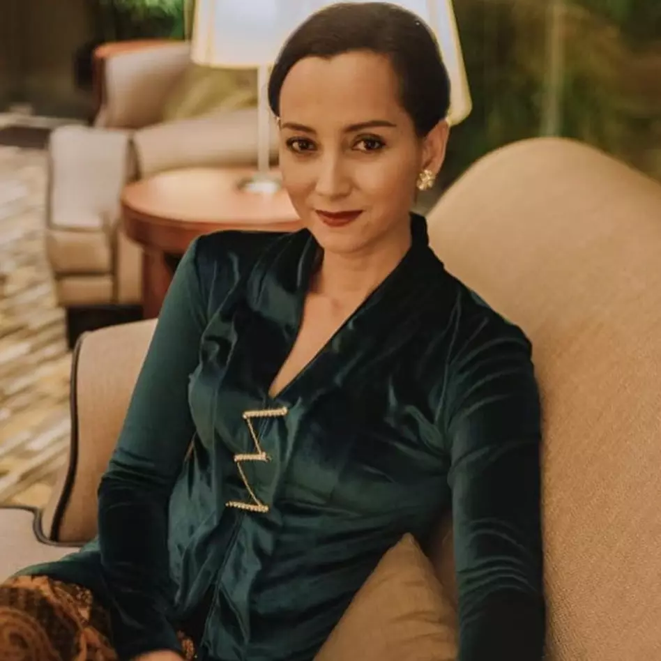 11 Pesona Karina Suwandi di usia 46 tahun, awet muda banget