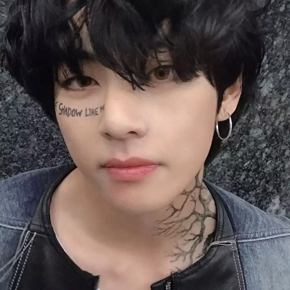 9 Potret V BTS tanpa makeup, bikin salah fokus