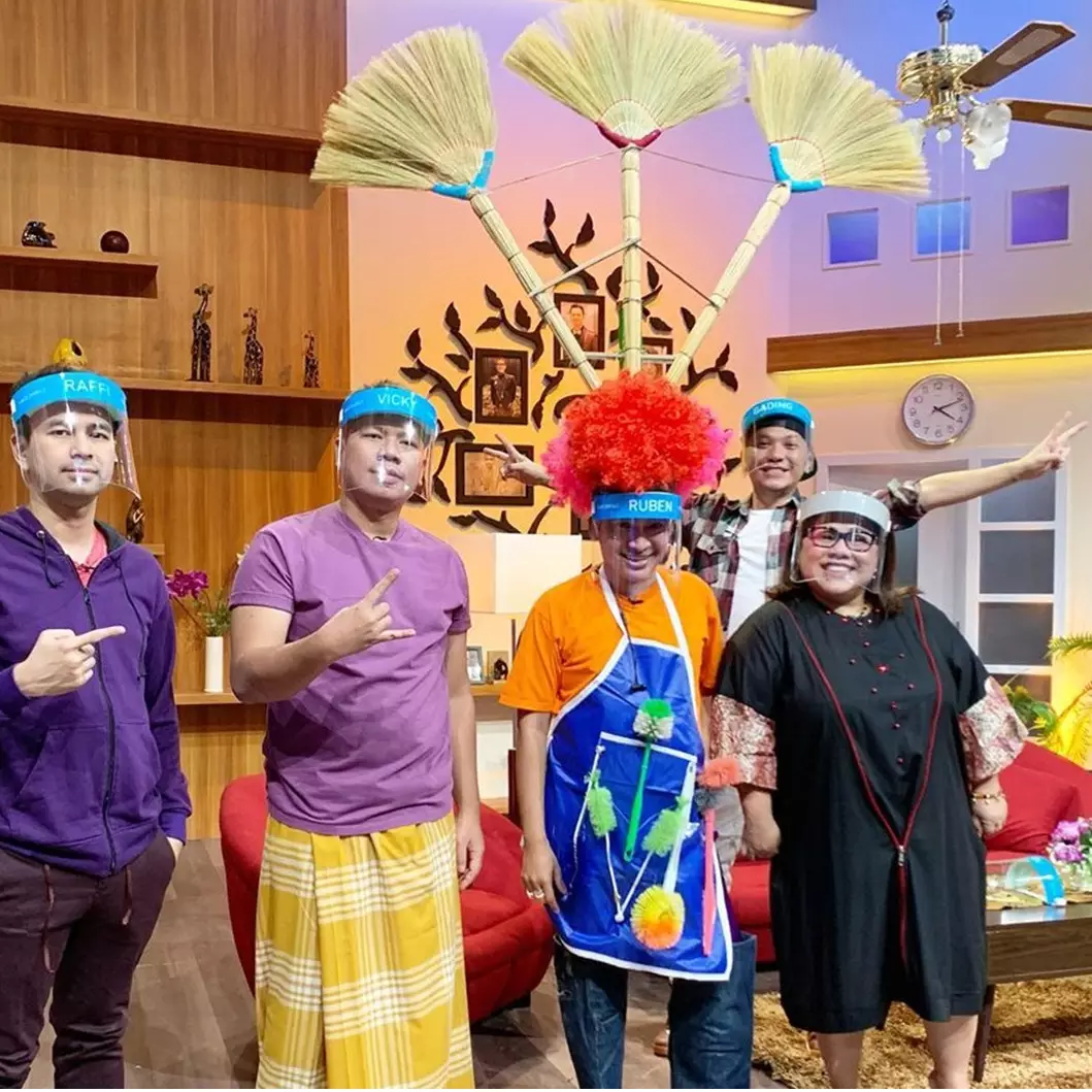 8 Gaya kostum nyentrik Ruben Onsu, pakai sapu di kepala