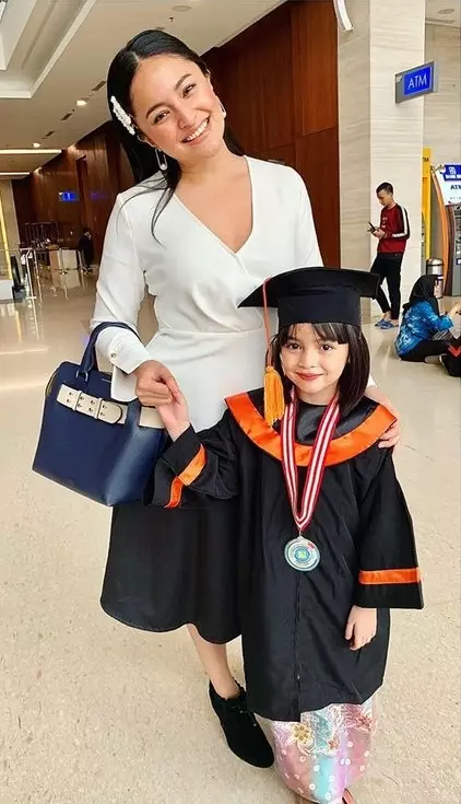 gaya seleb wisuda anak © 2020 brilio.net gaya seleb wisuda anak © 2020 brilio.net