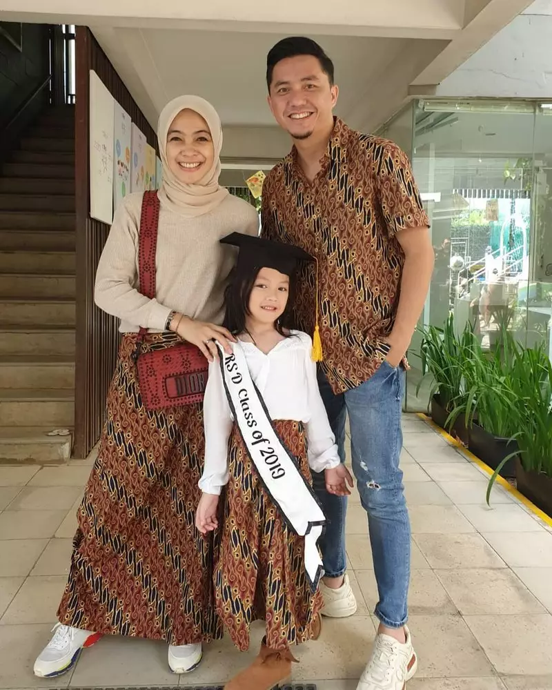 gaya seleb wisuda anak © 2020 brilio.net gaya seleb wisuda anak © 2020 brilio.net