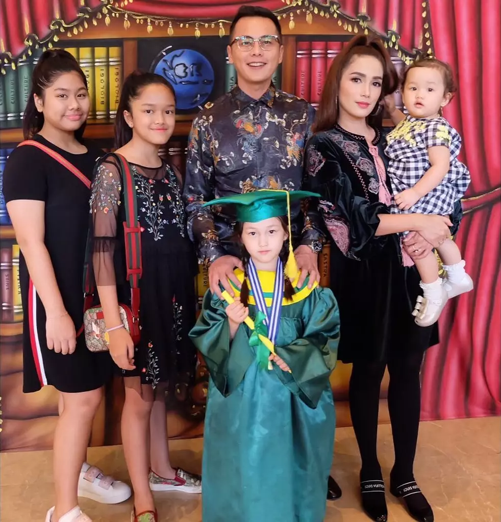 gaya seleb wisuda anak © 2020 brilio.net gaya seleb wisuda anak © 2020 brilio.net