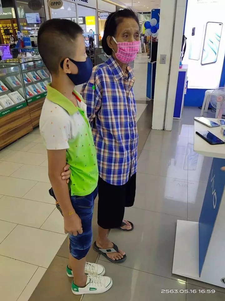 Kisah perjuangan nenek beli HP untuk cucu Istimewa Kisah perjuangan nenek beli HP untuk cucu Istimewa