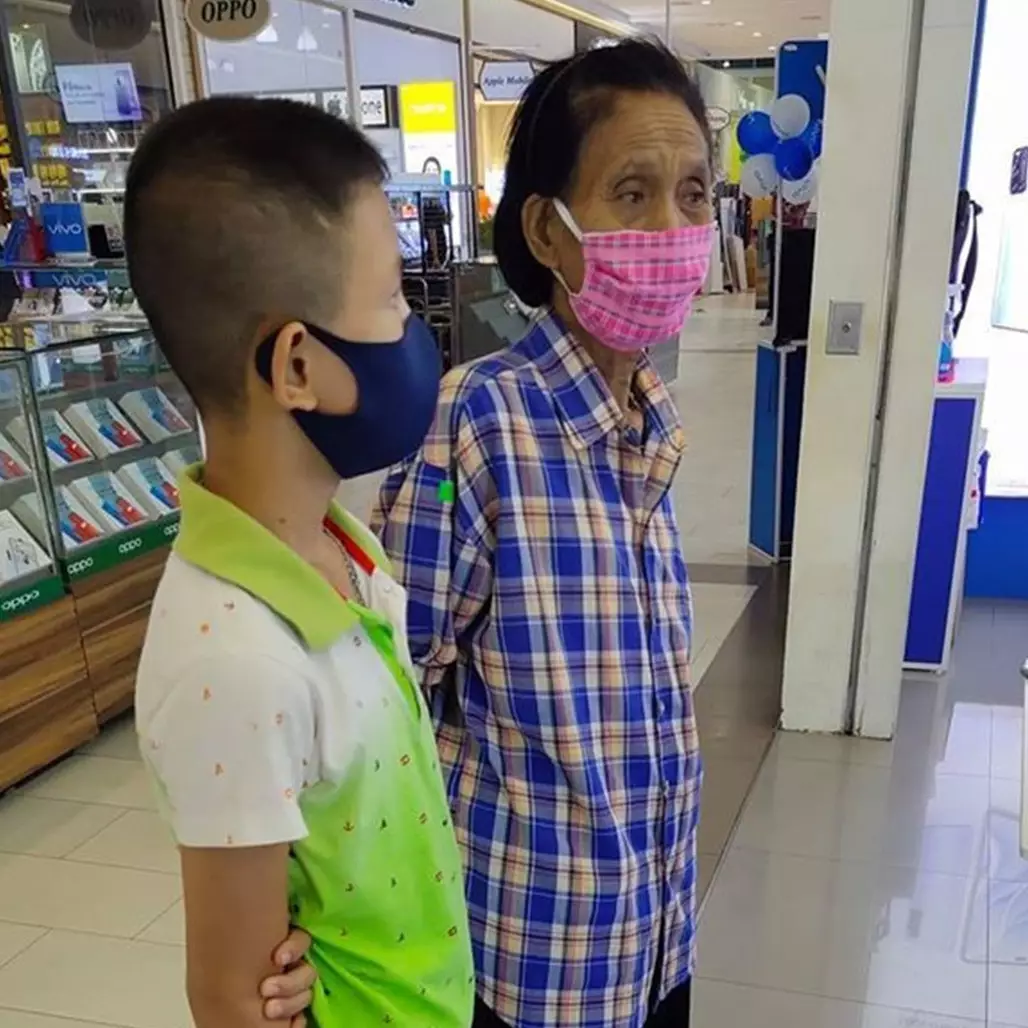 Cucu tak bisa sekolah online, kisah nenek belikan HP bikin mewek