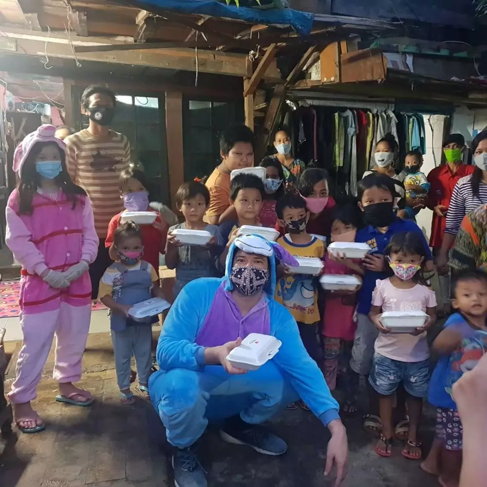 Momen Zack Lee berbagi makanan ke warga © 2020 brilio.net