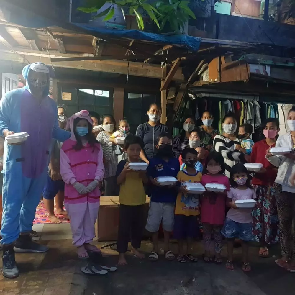 Momen Zack Lee berbagi makanan ke warga © 2020 brilio.net