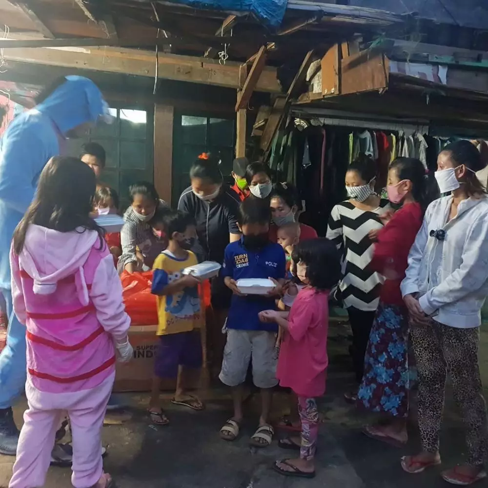 Momen Zack Lee berbagi makanan ke warga © 2020 brilio.net