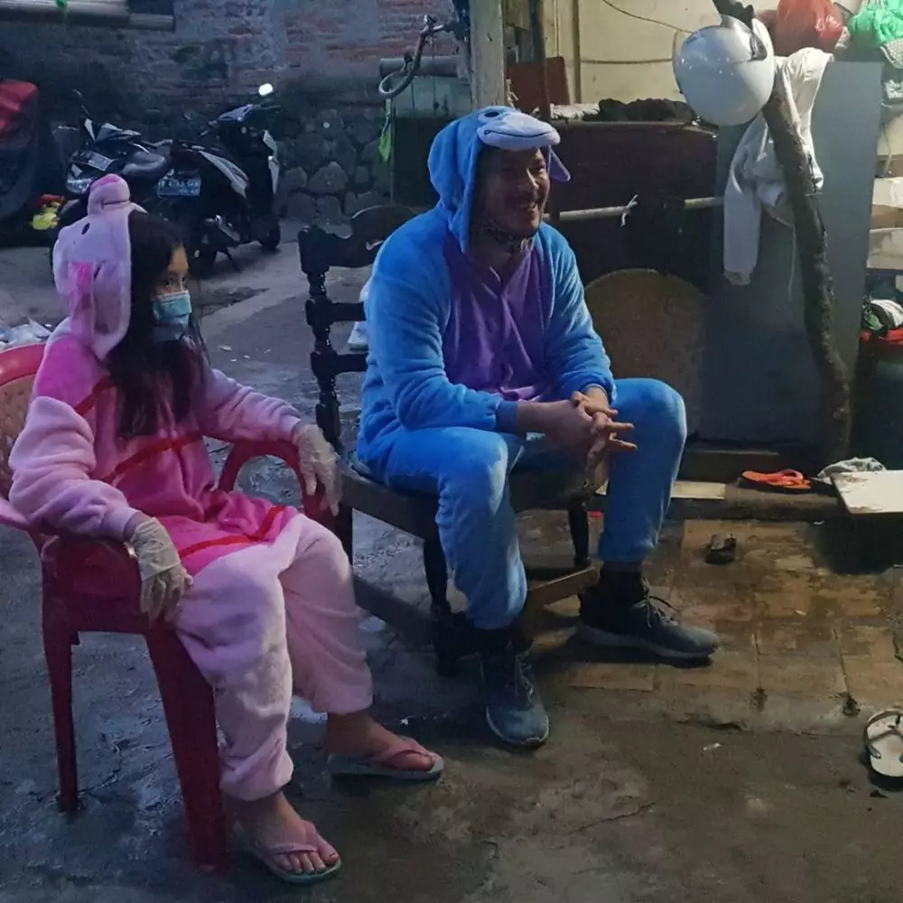 Momen Zack Lee berbagi makanan ke warga © 2020 brilio.net