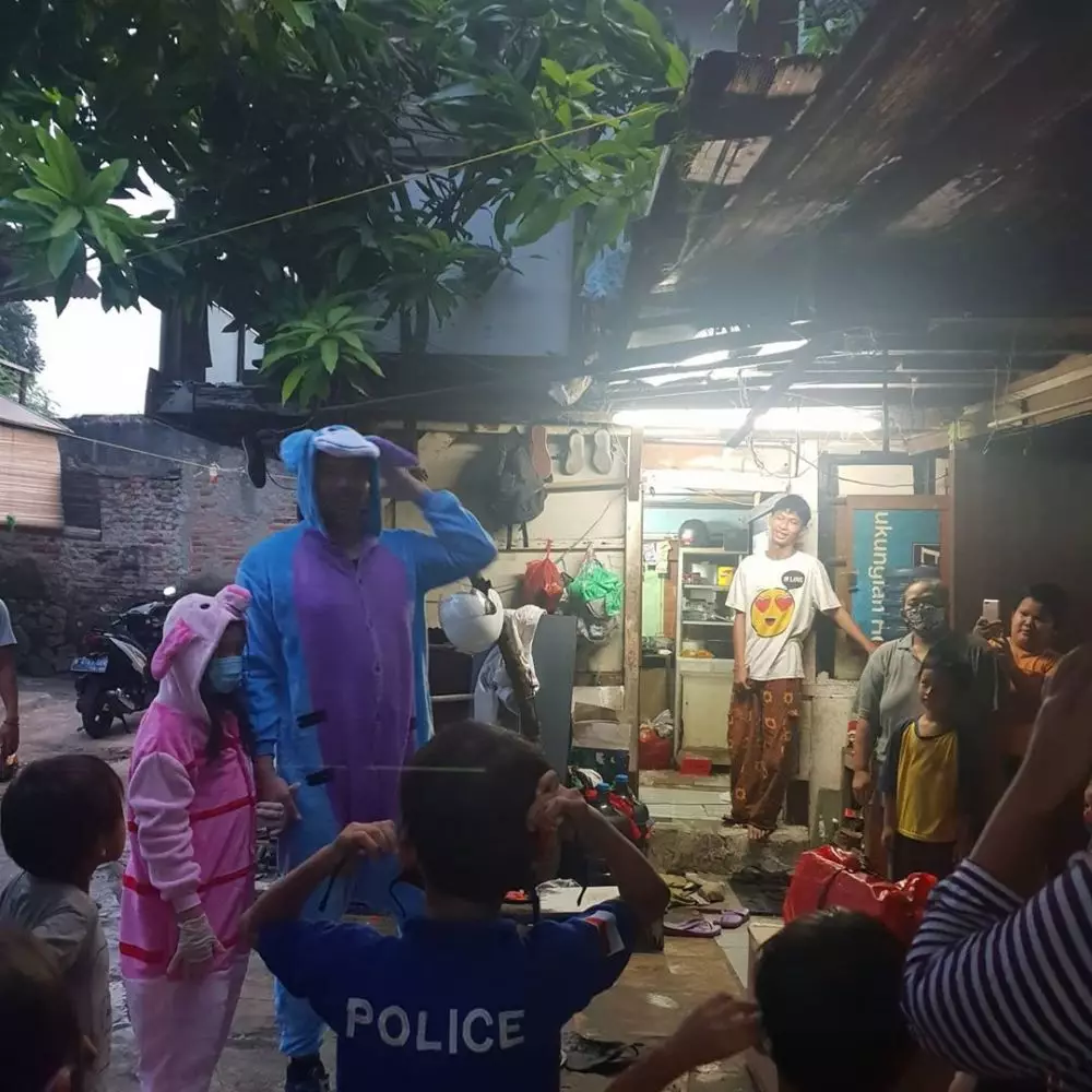 Momen Zack Lee berbagi makanan ke warga © 2020 brilio.net