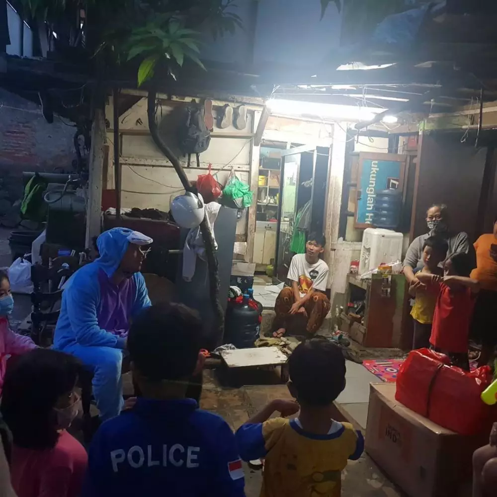 Momen Zack Lee berbagi makanan ke warga © 2020 brilio.net