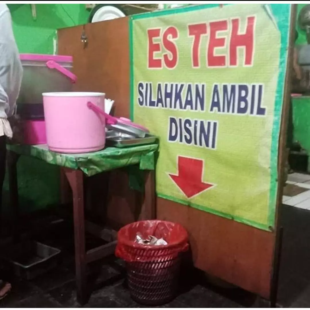 10 Momen pas spanduk dengan benda sekitar ini bikin lihat dua kali