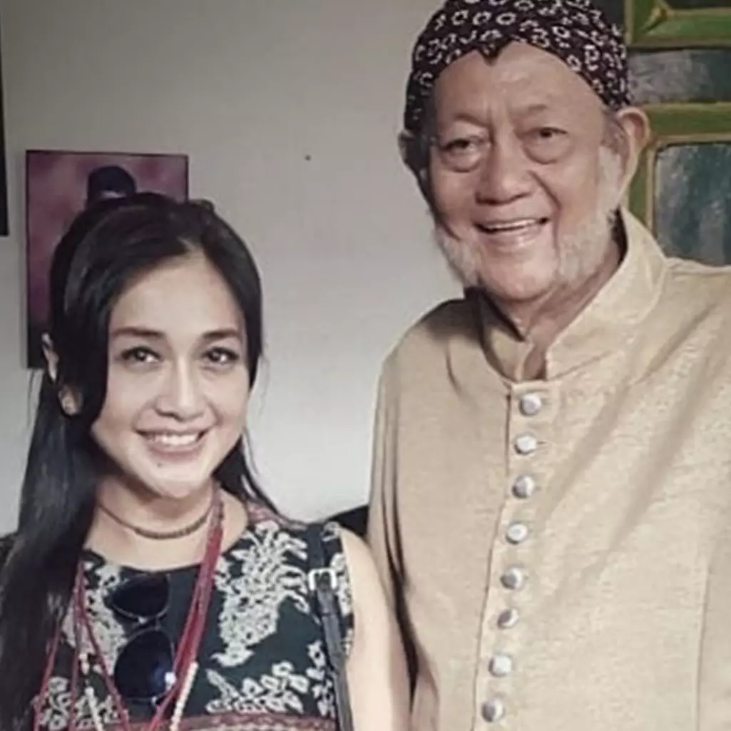 Beda gaya 7 seleb cantik usia 50-an pakai vs tanpa makeup