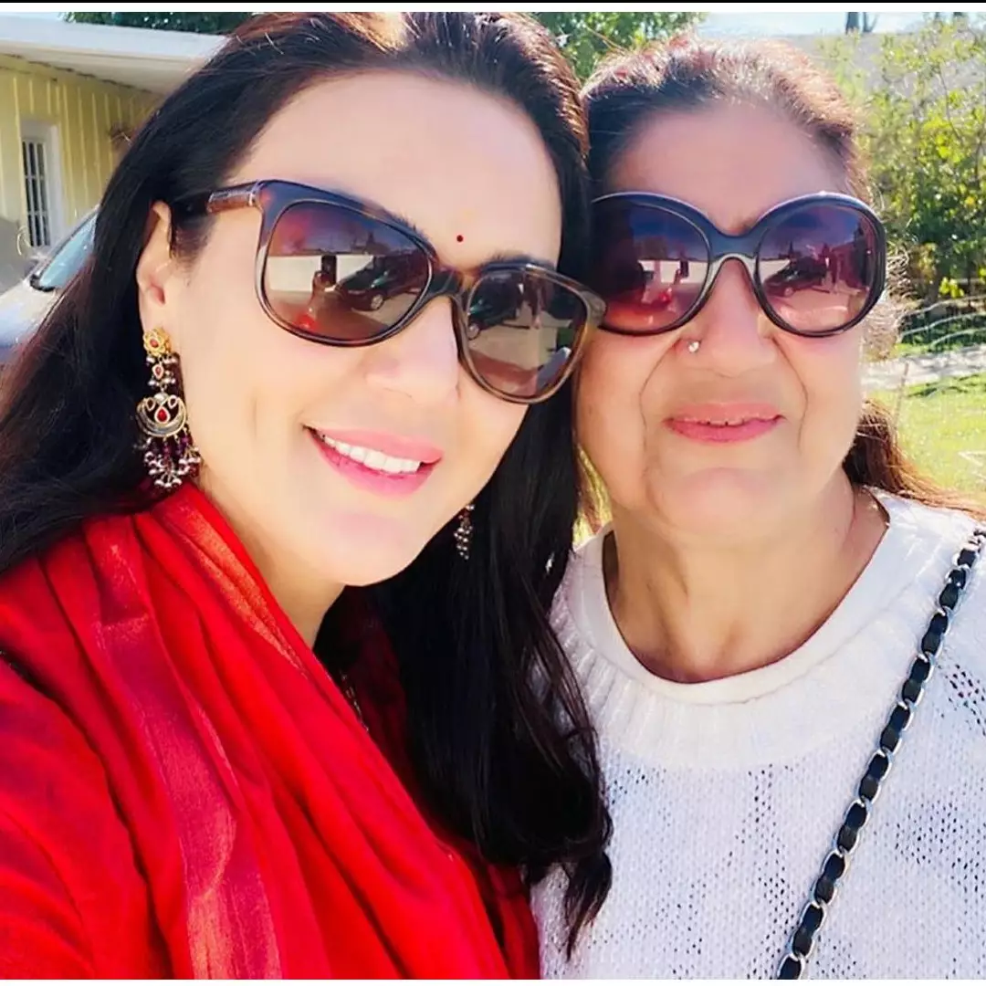 Biarkan ibunda pakai masker bedah, Preity Zinta tuai kritik