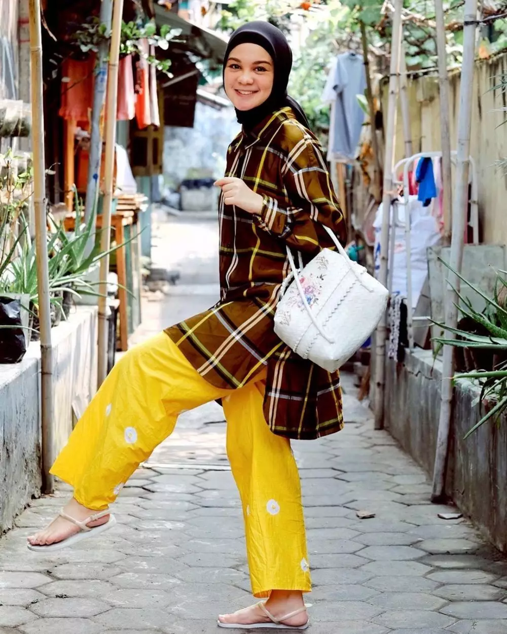 ide mix and match outfit hijab ala Tantri Namirah instagram