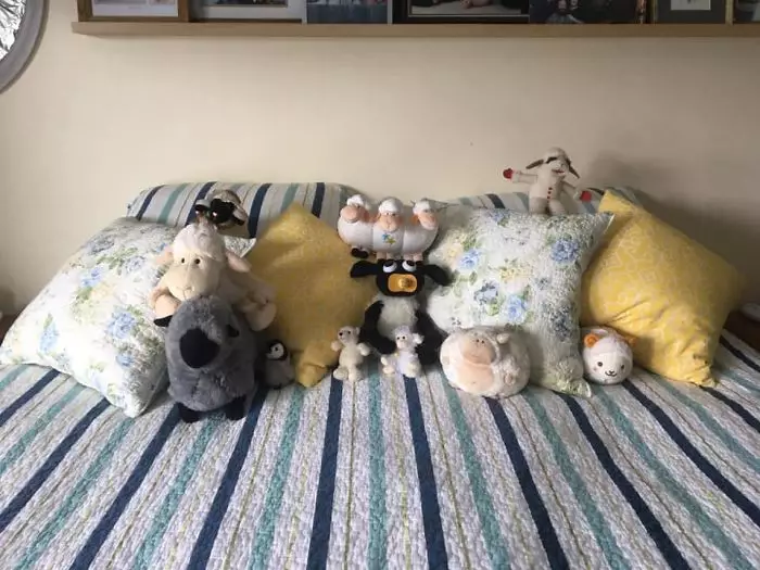 suami merapikan tempat tidur Facebook