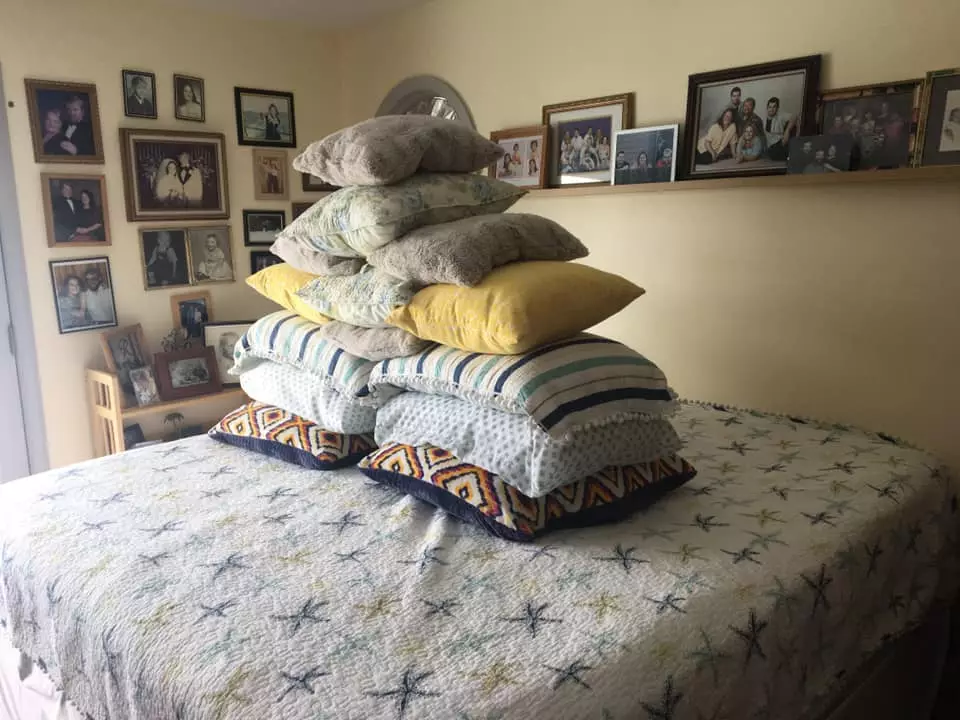 suami merapikan tempat tidur Facebook