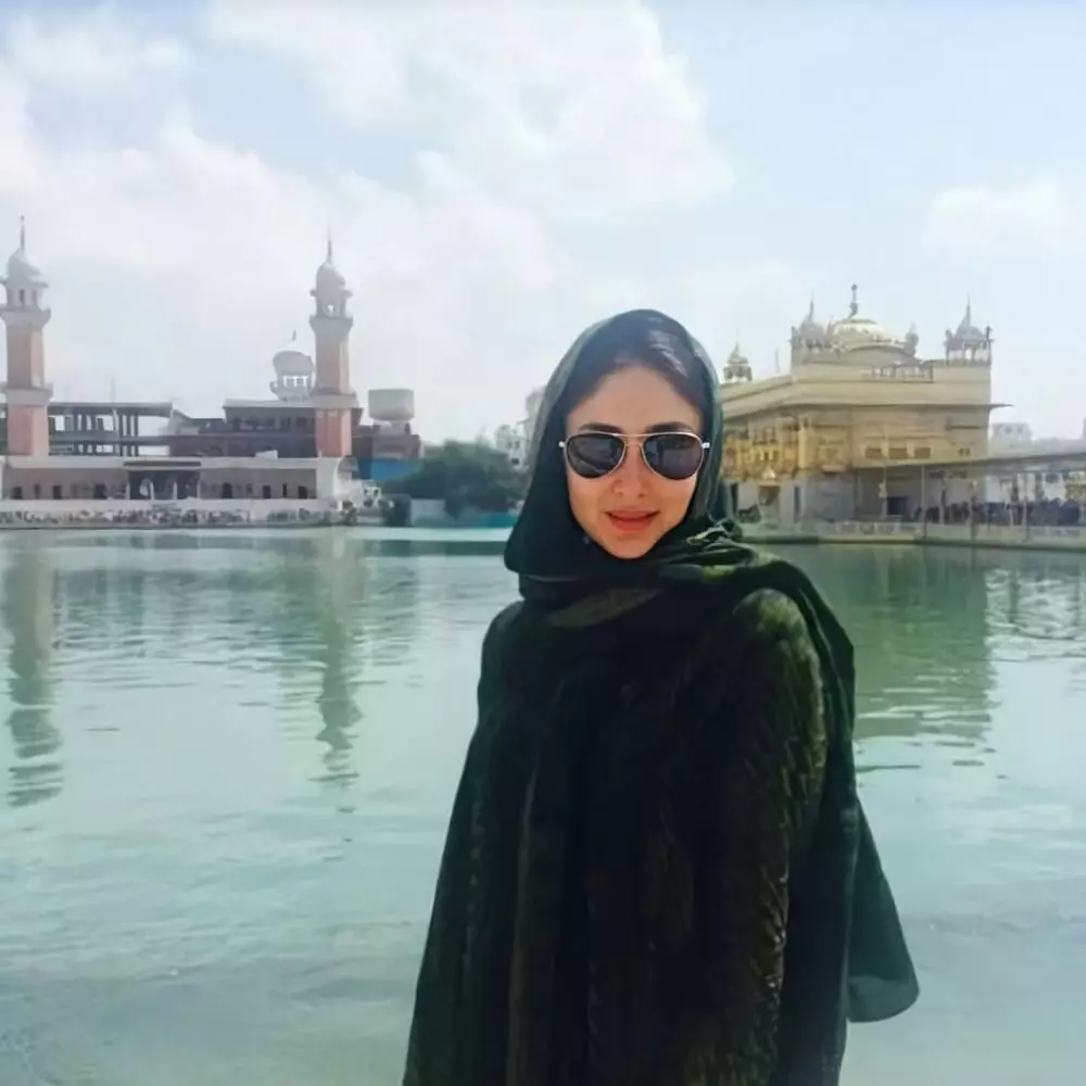 Kareena Kapoor pakai hijab © 2020 brilio.net Kareena Kapoor pakai hijab © 2020 brilio.net