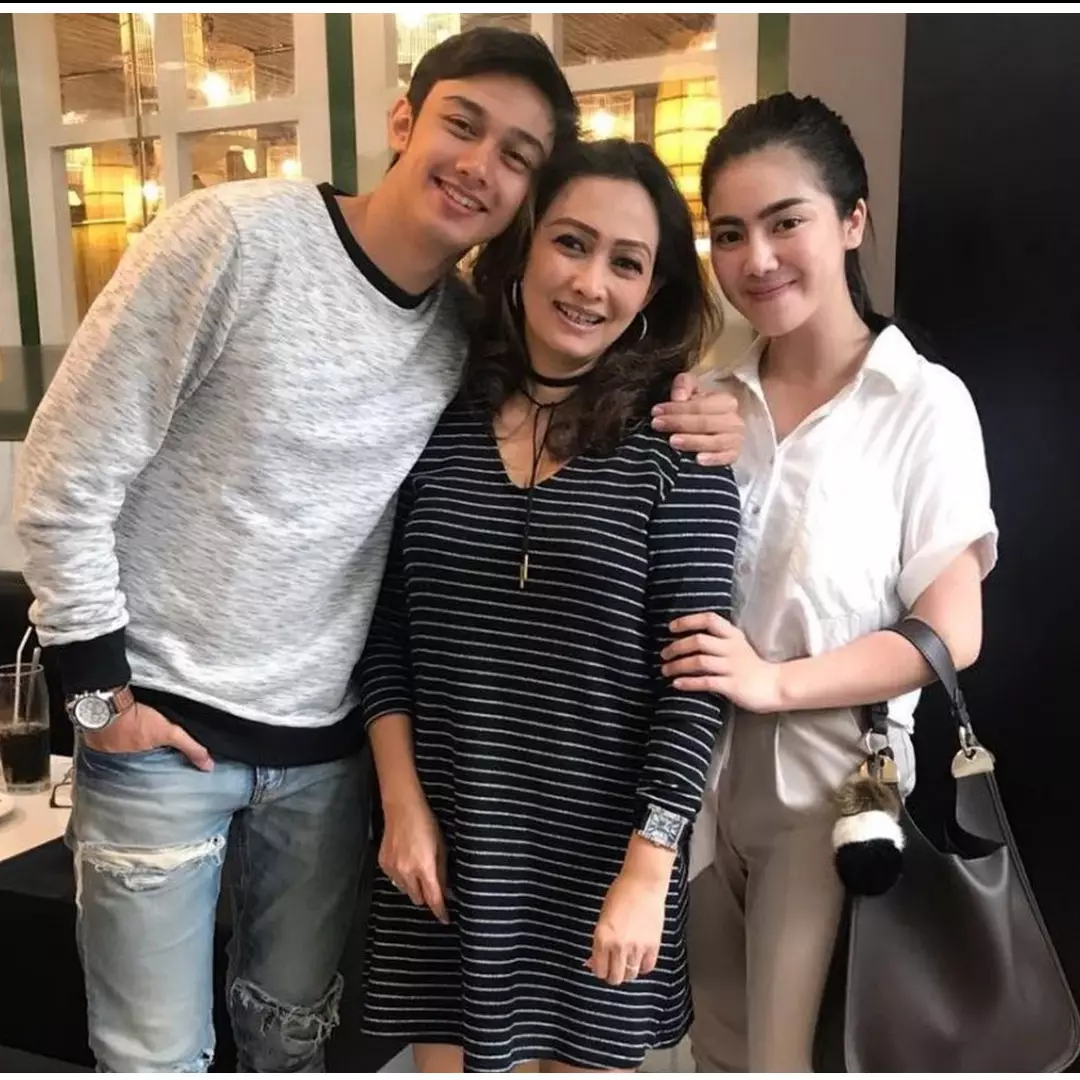 Momen akrab 9 seleb dengan ibunda kekasih, calon menantu &amp; mertua