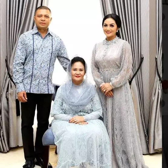 Kedekatan Raul Lemos dan ibu mertuanya © 2020 brilio.net Kedekatan Raul Lemos dan ibu mertuanya © 2020 brilio.net