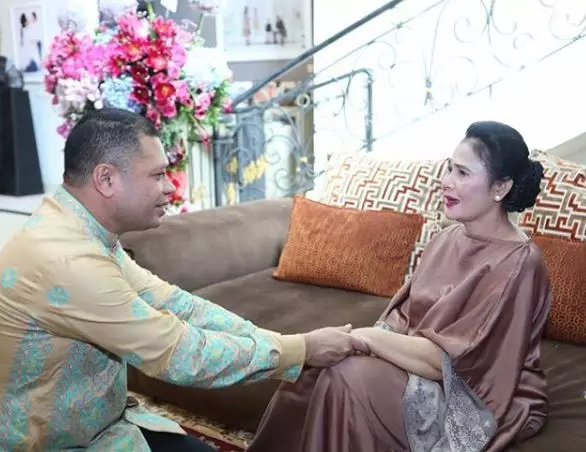 Kedekatan Raul Lemos dan ibu mertuanya © 2020 brilio.net Kedekatan Raul Lemos dan ibu mertuanya © 2020 brilio.net