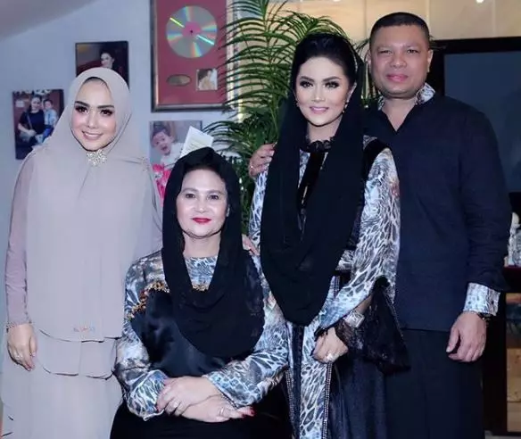 Kedekatan Raul Lemos dan ibu mertuanya © 2020 brilio.net Kedekatan Raul Lemos dan ibu mertuanya © 2020 brilio.net