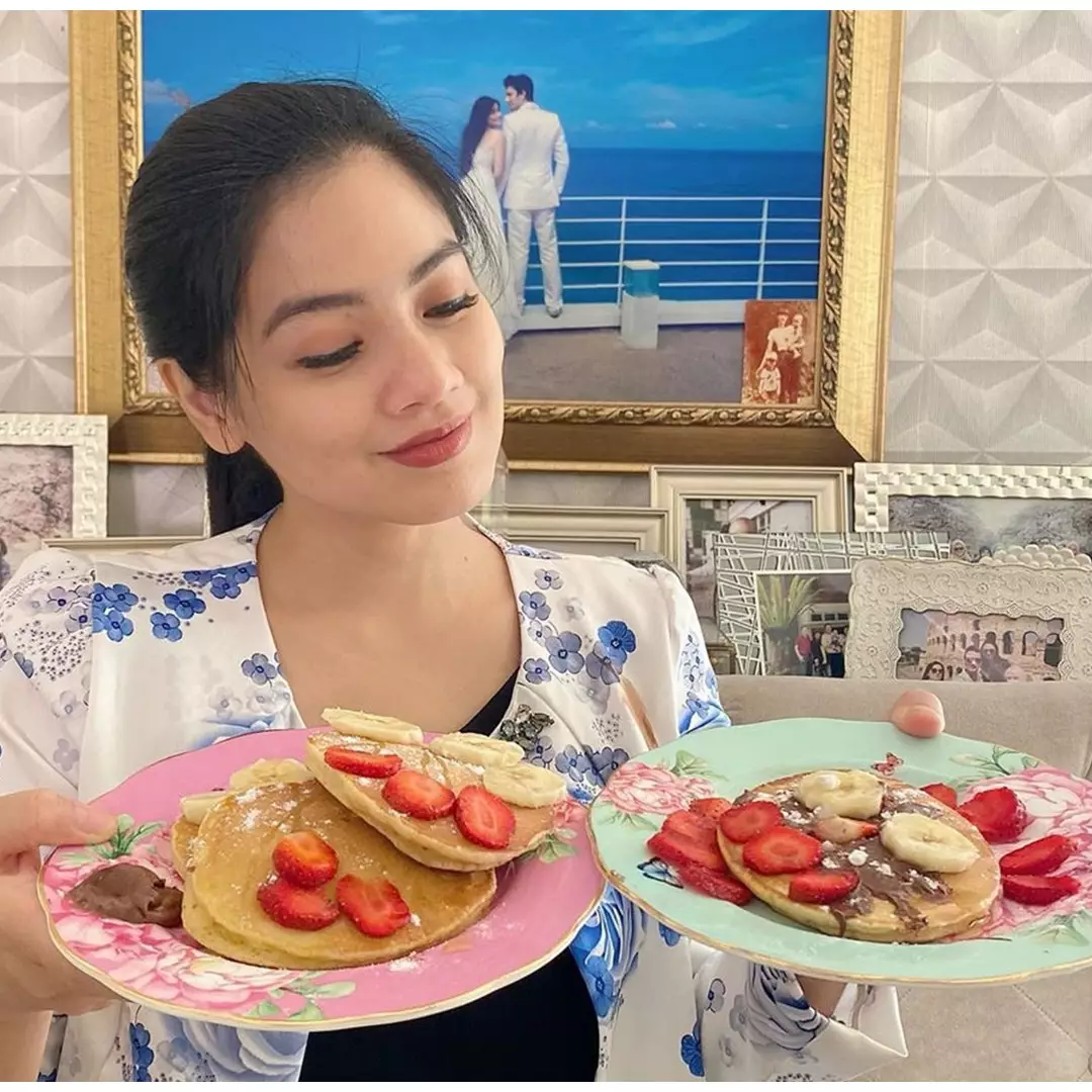 7 Momen Titi Kamal masak di rumah, penampilannya curi perhatian