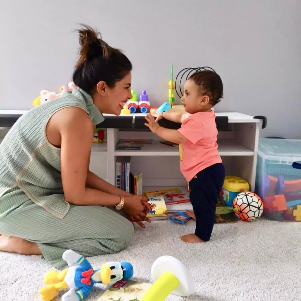 Priyanka Chopra bareng anak kecil © 2020 brilio.net Priyanka Chopra bareng anak kecil © 2020 brilio.net