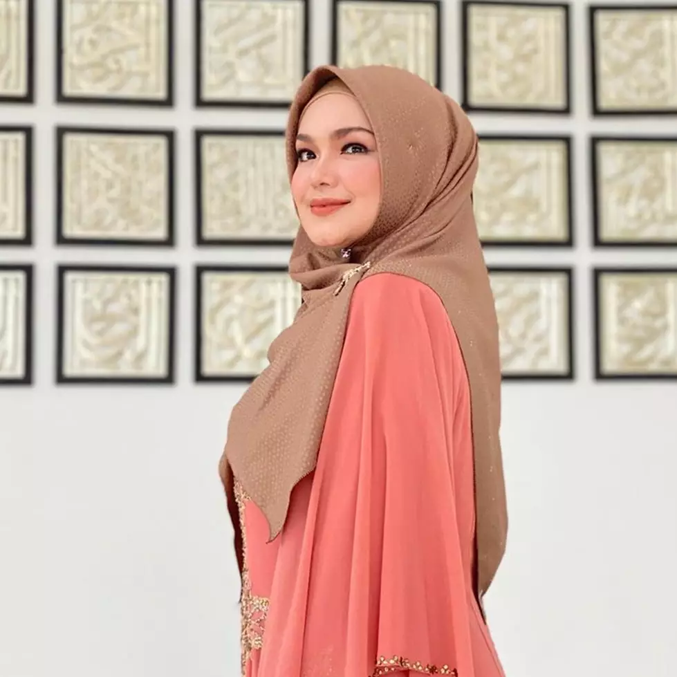 Masih stylish, 8 seleb ini ternyata sudah punya cucu