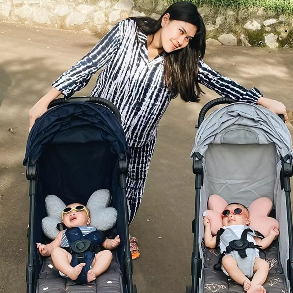  Selalu tampil fashionable, ini 11 gaya seleb pakai piyama