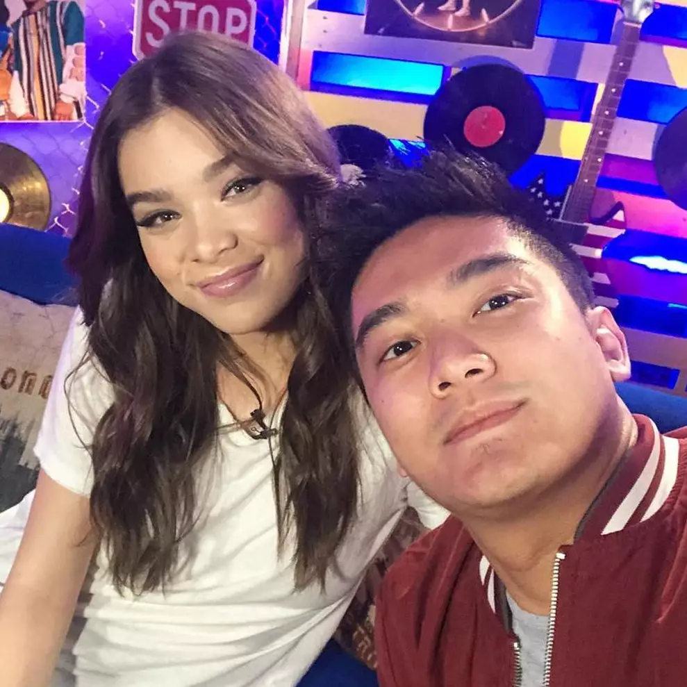 12 Momen Boy William bareng artis luar negeri, ada Hailee