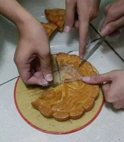 7 Kelakuan lucu cara makan kue lebaran ini bikin gemes © 2020 brilio.net