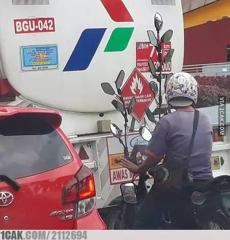 penampakan lucu spion kendaraan © 2020 1cak.com