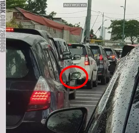penampakan lucu spion kendaraan © 2020 1cak.com