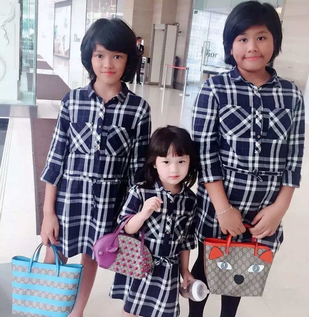 Kedekatan anak kandung dengan anak angkat selebriti © 2020 brilio.net Kedekatan anak kandung dengan anak angkat selebriti © 2020 brilio.net